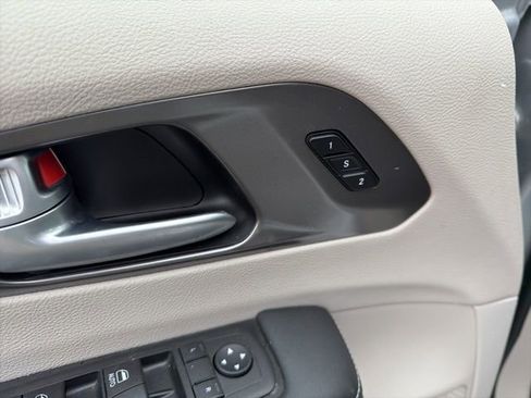 Used 2024 Chrysler Pacifica Touring-L image 22