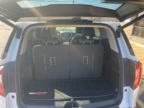 Used 2020 GMC Acadia SLT w/ Premium Package image 11