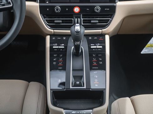 New 2025 Porsche Macan image 32