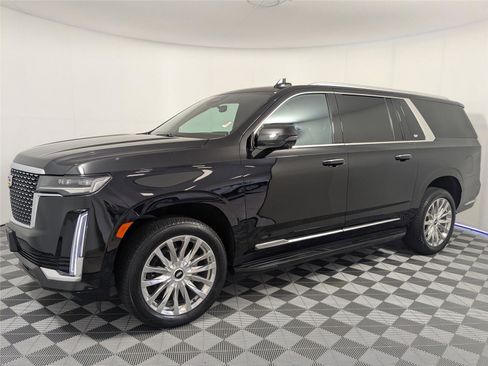 Used 2023 Cadillac Escalade ESV Premium Luxury image 2