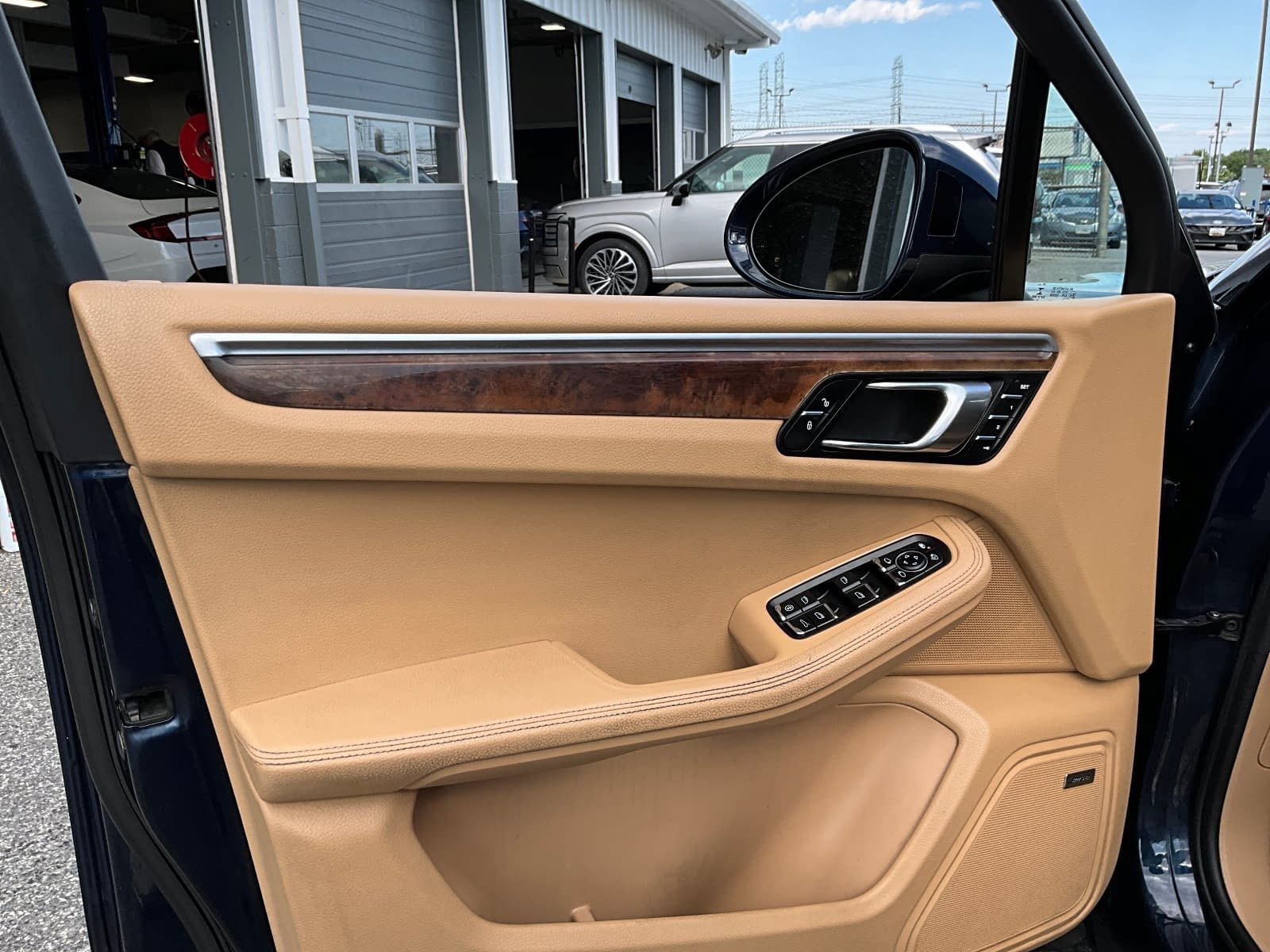 Used 2017 Porsche Macan AWD/4WD image 19