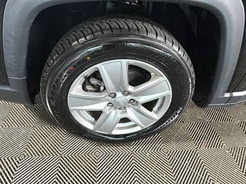 Used 2022 Jeep Compass Latitude FWD image 9