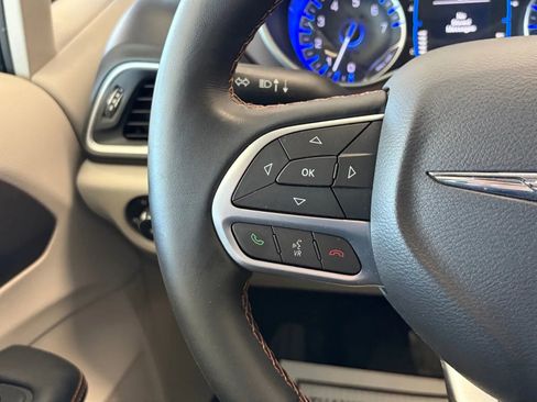 Used 2017 Chrysler Pacifica Touring-L FWD image 31