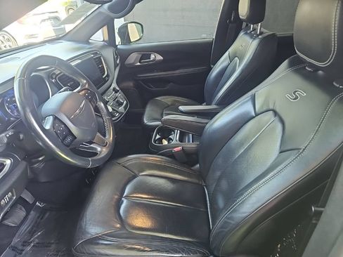 Used 2018 Chrysler Pacifica Touring-L w/ Premium Audio Group FWD image 32