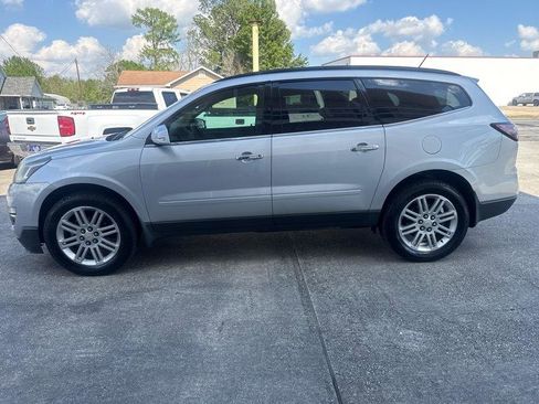 Used 2015 Chevrolet Traverse LT w/ Style and Technology Package image 2