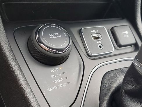 Used 2021 Jeep Cherokee Latitude Lux w/ Comfort/Convenience Group AWD/4WD image 30