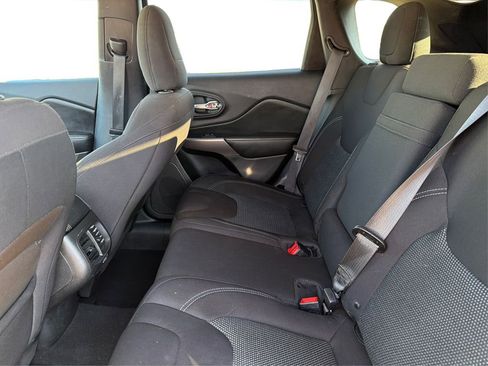 Used 2019 Jeep Cherokee Latitude w/ Popular Appearance Group FWD image 11