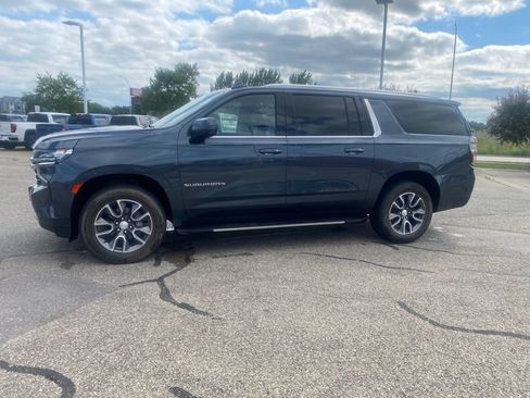 Used 2021 Chevrolet Suburban LT w/ Luxury Package AWD/4WD image 19
