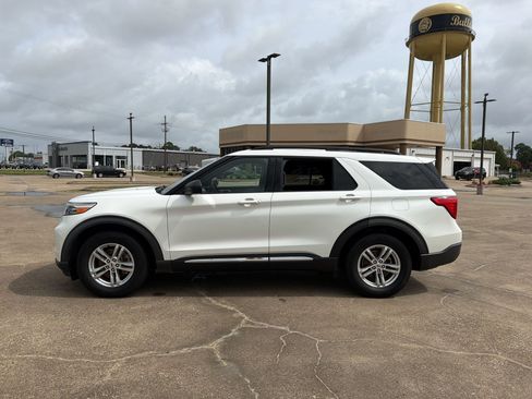 Used 2020 Ford Explorer XLT RWD image 2
