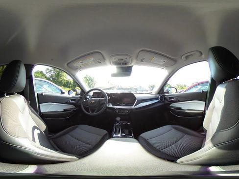 Used 2025 Chevrolet Trax LT FWD image 40