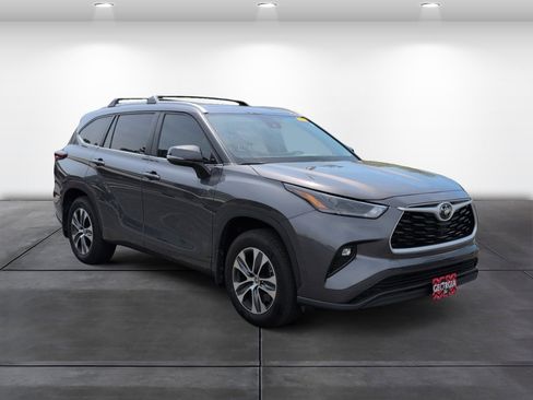 Used 2024 Toyota Highlander XLE AWD/4WD image 2