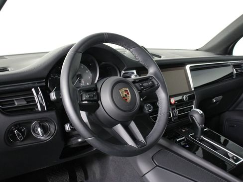 Certified 2025 Porsche Macan S image 4