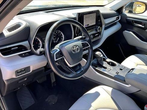 Used 2024 Toyota Highlander XLE FWD image 8