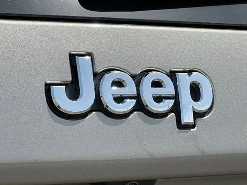 Used 2019 Jeep Cherokee Latitude Plus w/ Cold Weather Group AWD/4WD image 48