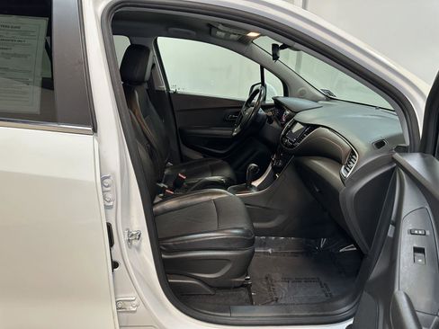 Used 2019 Chevrolet Trax LT w/ LT Convenience Package image 39