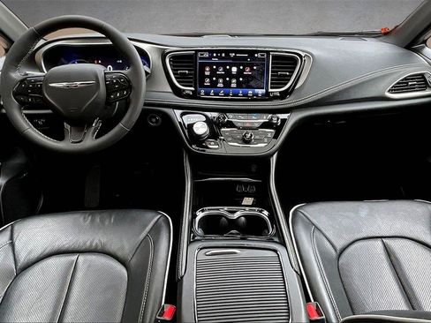 Used 2022 Chrysler Pacifica Limited w/ Uconnect Theater Family Group image 7