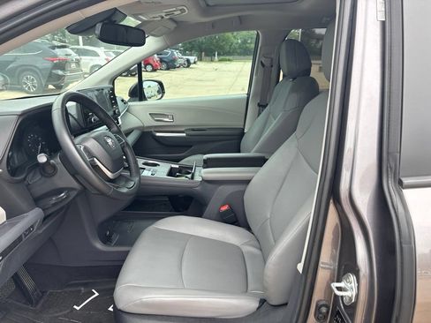 Used 2023 Toyota Sienna XLE AWD/4WD image 11