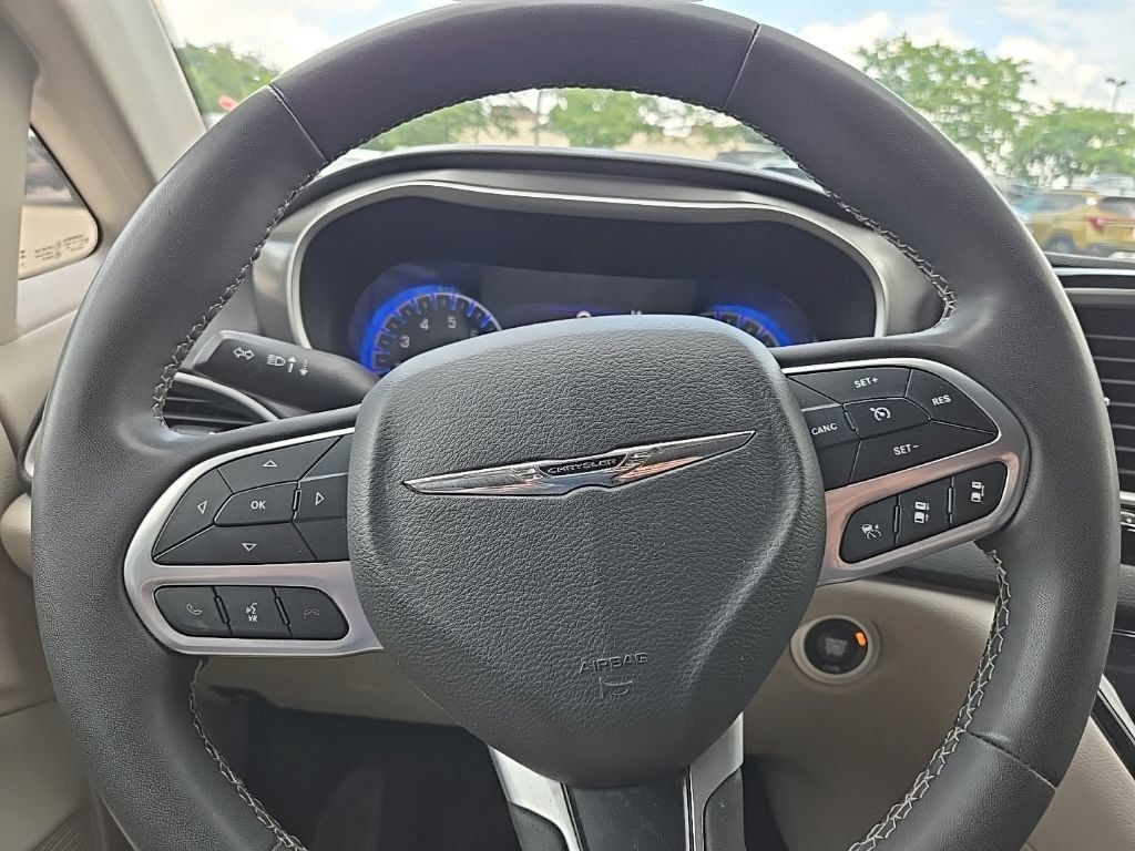 Used 2023 Chrysler Pacifica Touring-L FWD image 14