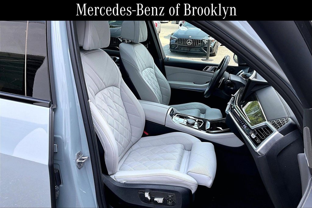 Used 2025 BMW X5 xDrive40i w/ M Sport Package AWD/4WD image 9