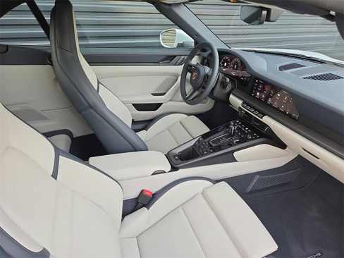 Used 2025 Porsche 911 Carrera image 18