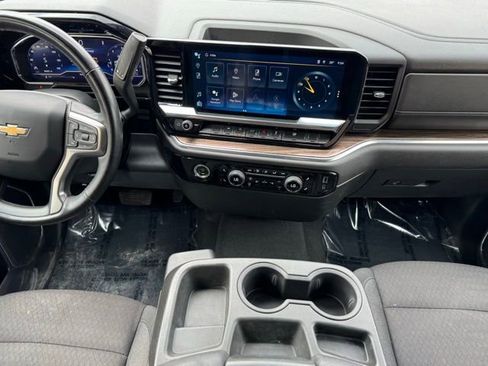 Used 2024 Chevrolet Silverado 1500 LT image 2