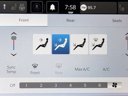 Used 2024 Chrysler Voyager LX image 35