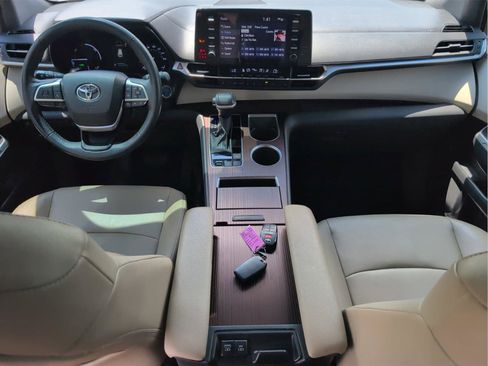 Used 2024 Toyota Sienna XLE FWD image 30