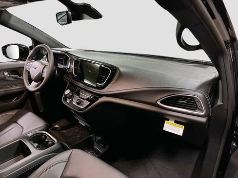 New 2026 Chrysler Pacifica Select image 29