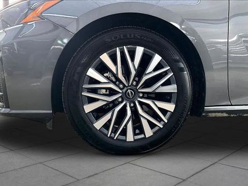 Certified 2025 Nissan Altima 2.5 SV FWD image 11