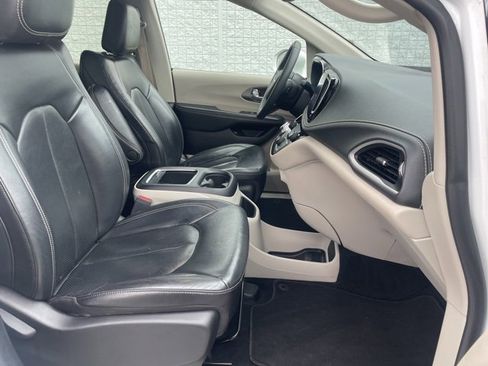 Used 2022 Chrysler Pacifica Touring-L image 18