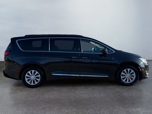 Used 2017 Chrysler Pacifica Touring-L image 2