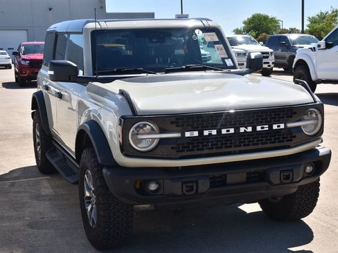 Used 2025 Ford Bronco Badlands image 4