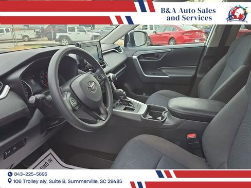 Used 2019 Toyota RAV4 LE FWD image 13