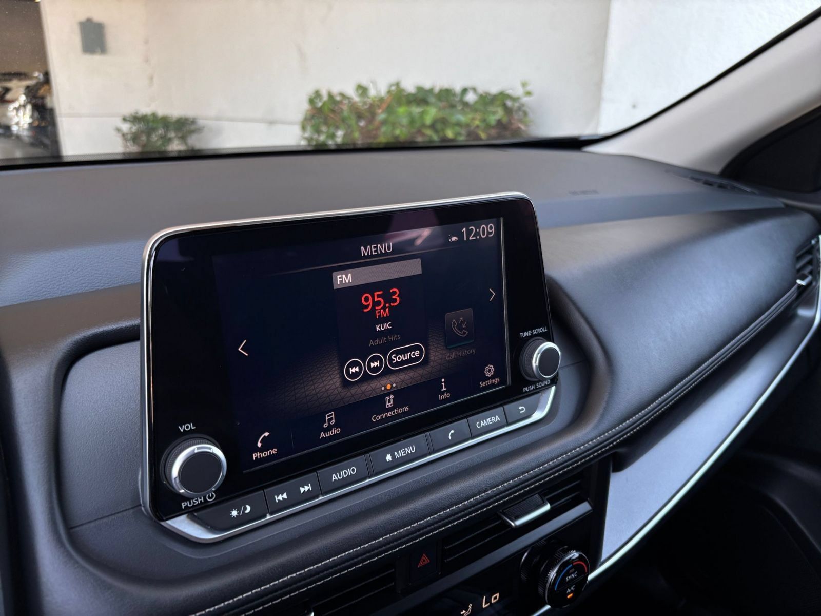 Used 2025 Nissan Rogue SV FWD image 19