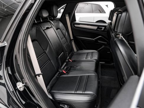 Used 2023 Porsche Cayenne S Platinum w/ Premium Package Plus image 33