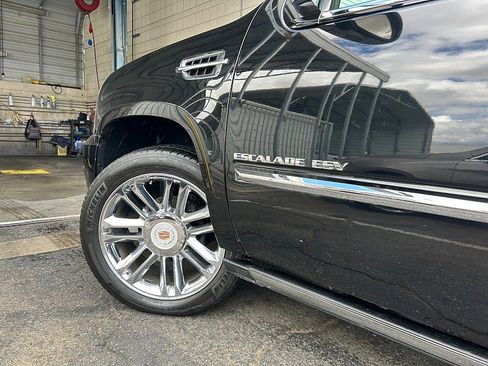 Used 2013 Cadillac Escalade ESV Platinum RWD image 34
