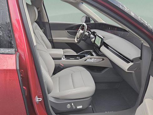 Used 2024 Lincoln Nautilus Premier image 10