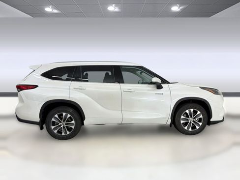 Used 2021 Toyota Highlander XLE AWD/4WD image 7