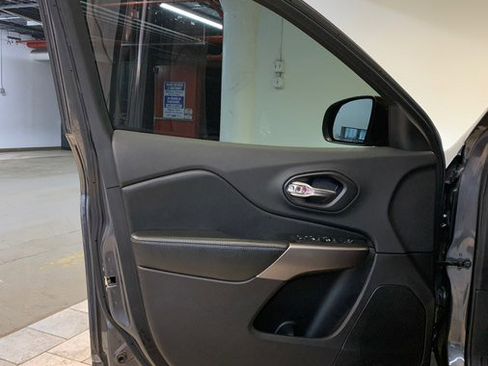 Used 2019 Jeep Cherokee Latitude Plus AWD/4WD image 14