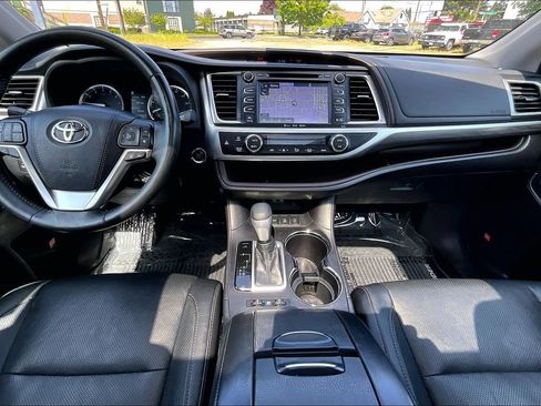 Used 2018 Toyota Highlander Limited Platinum AWD/4WD image 16