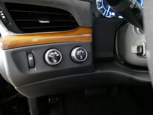 Used 2017 Cadillac Escalade ESV Luxury AWD/4WD image 26