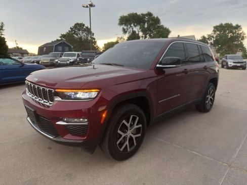 Used 2024 Jeep Grand Cherokee Limited w/ Trailer Tow Package AWD/4WD image 2