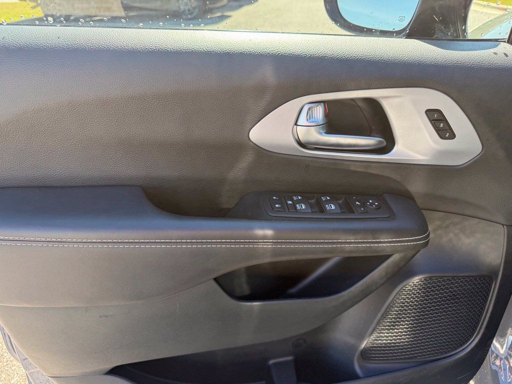 Used 2025 Chrysler Pacifica Limited FWD image 5
