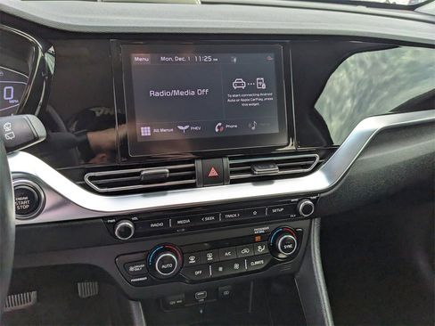 Certified 2022 Kia Niro EX image 24