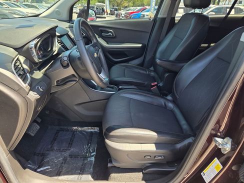 Certified 2021 Chevrolet Trax LT w/ LT Convenience Package FWD image 4