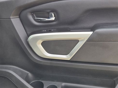 Used 2017 Nissan Titan SV image 28