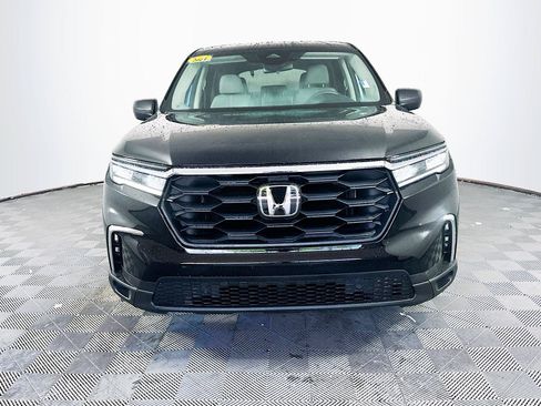 Used 2023 Honda Pilot LX image 2