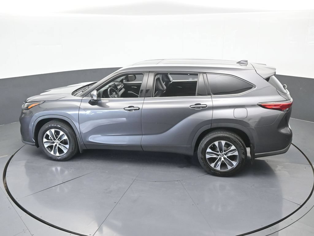 Used 2022 Toyota Highlander XLE AWD/4WD image 48