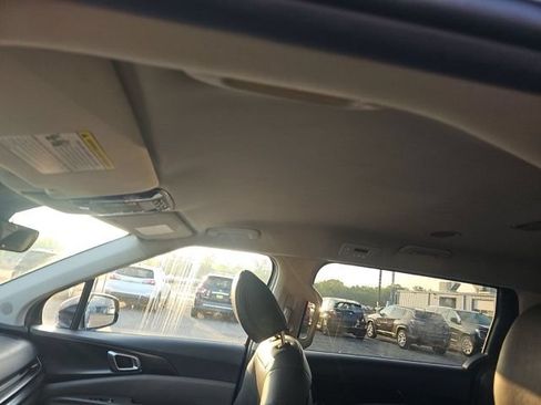 Used 2025 Kia Carnival FWD image 16