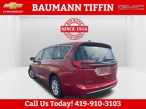 Used 2025 Chrysler Pacifica Select image 11